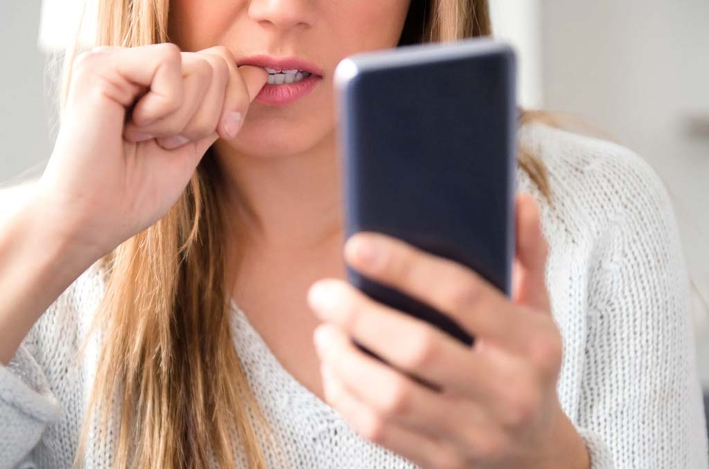 mi pareja habla con su ex y borra las conversaciones