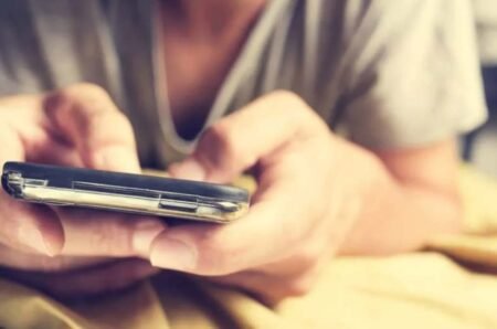 mi pareja habla con su ex y borra las conversaciones